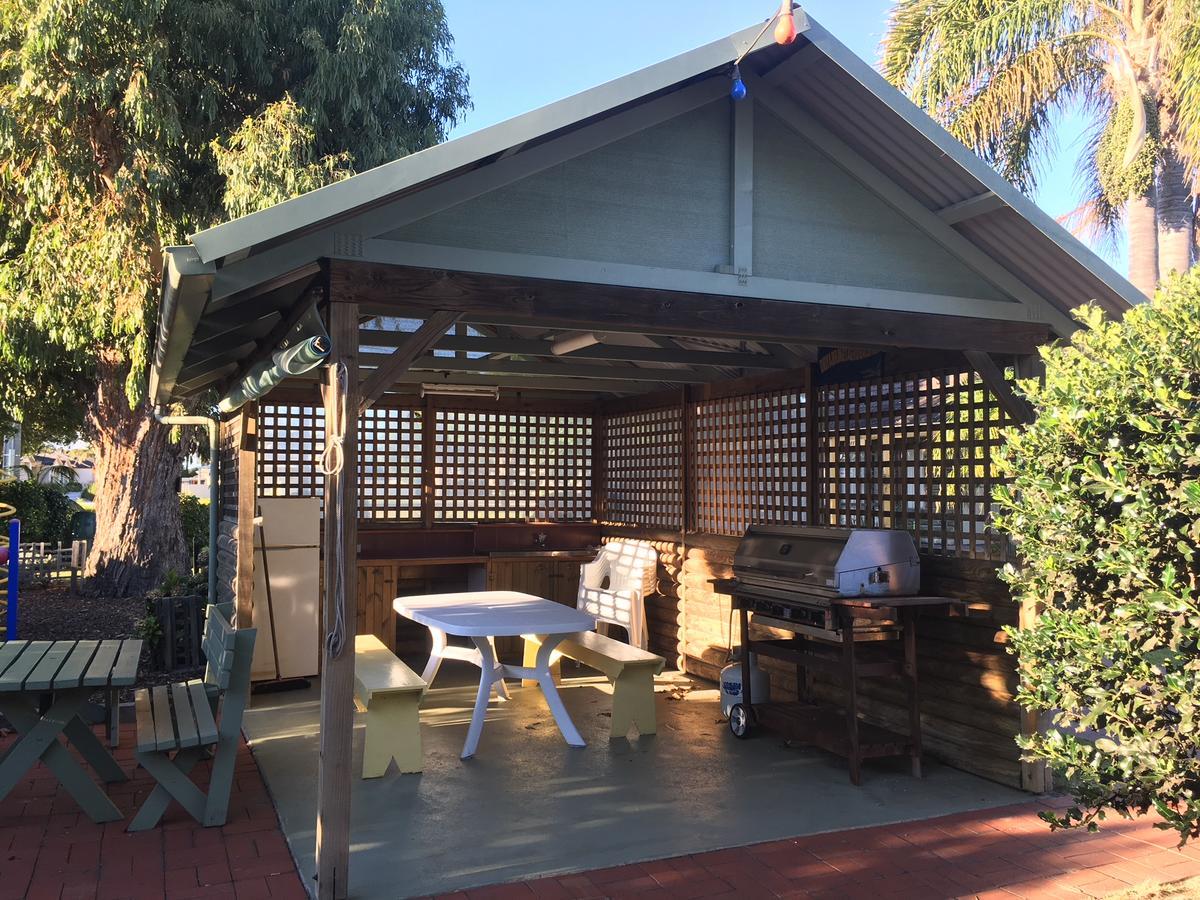 Lazy Acre Log Cabins Lakes Entrance Exterior foto