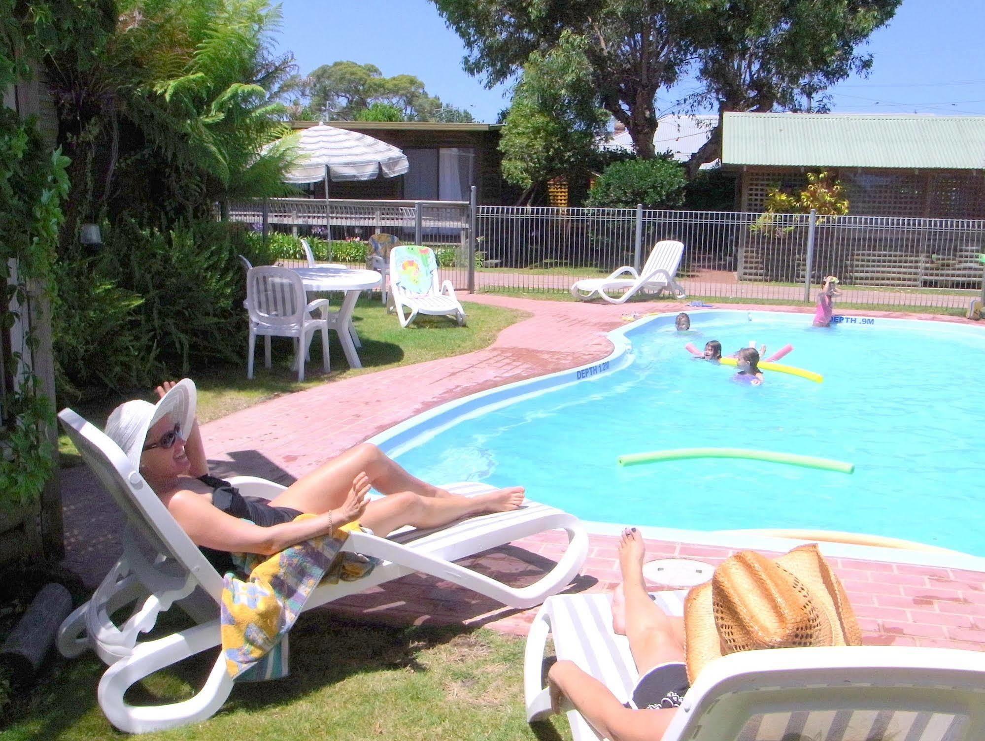 Lazy Acre Log Cabins Lakes Entrance Exterior foto