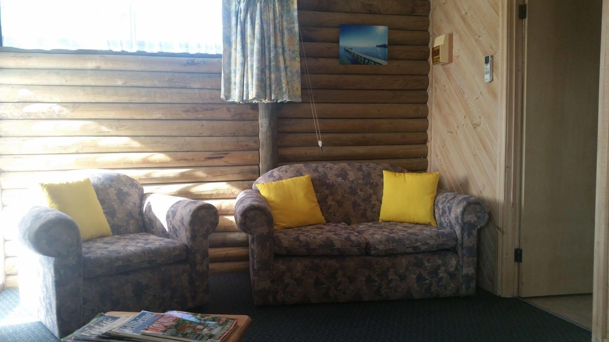 Lazy Acre Log Cabins Lakes Entrance Exterior foto